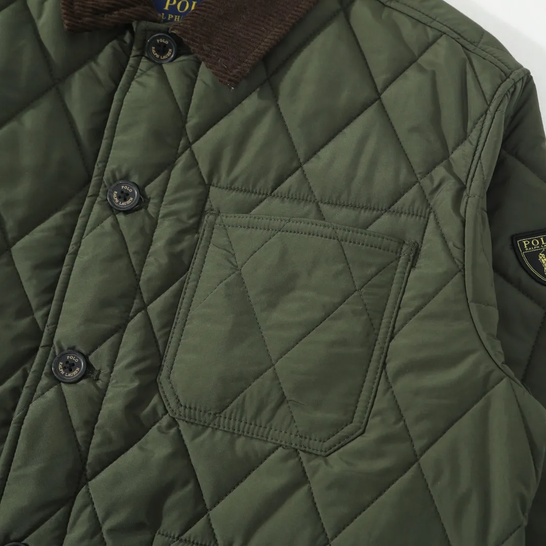 P370 #R50 Ralph Lauren/Ralph Lauren classic old money style workwear rhombus retro cotton jacket. Inspired by retro workwear, it reshapes the contemporary British style. Imported machine-pressed diamond quilting technology, every quilting line is accurately aligned, and the details are full of ingenuity; three-dimensional tailoring creates a neat H-shaped silhouette, and it can still remain light and straight when worn in multiple layers in autumn and winter. Customized metal buttons, low-key embellished textured corduroy lapel design, full of retro atmosphere, 37.5° temperature control black technology, breathable and moisture-proof, locks in temperature and sweat, waterproof and snow-proof fabric, no fear of bad weather, anti-run cotton patented technology, warm and soft, long-wearing without deformation, five high-end colors: navy | khaki | black | green | brown, easily suitable for commuting, leisure, and travel. Wearing one piece gives off a calm temperament of "old money style", and you can have both style and warmth in low-temperature weather.  Color: Navy blue, black, khaki, military green, brown Size: S M L